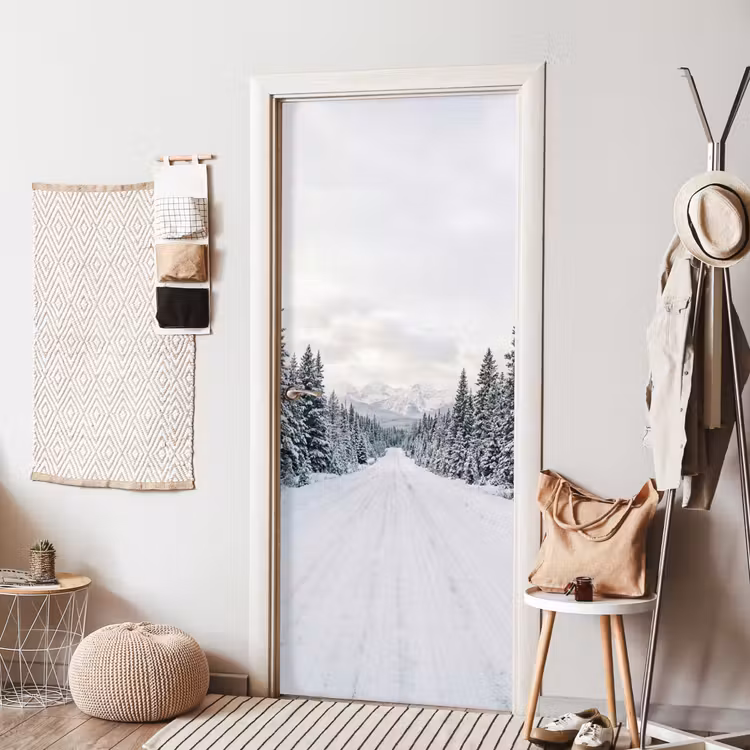 Weg - Sneeuw - Naaldbos - Winter - Avontuurlijk deurposter klein -sfeer6