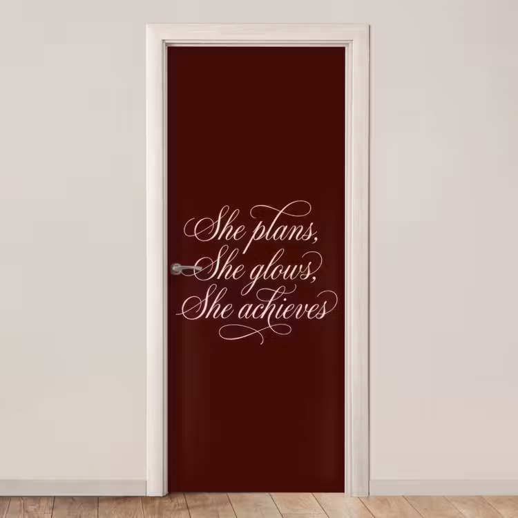 She plans she glows she achieves - Rood - Cursief deurposter klein -3d_beige