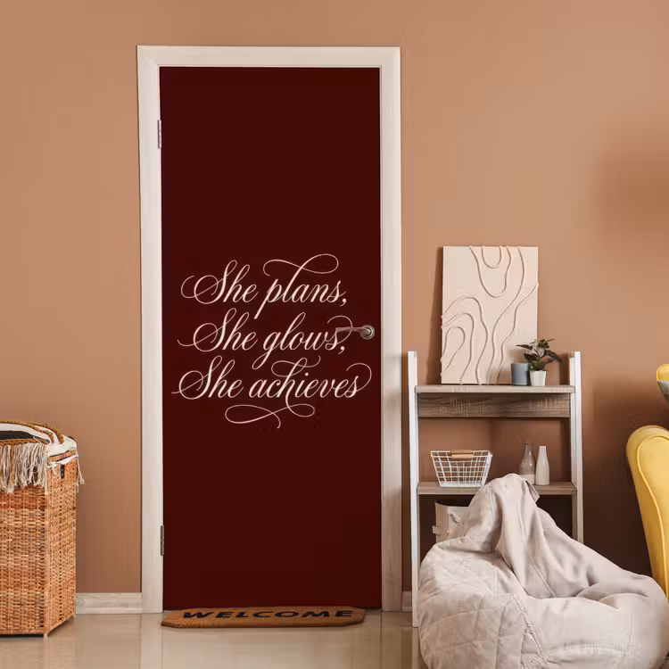 She plans she glows she achieves - Rood - Cursief deurposter klein -sfeer1