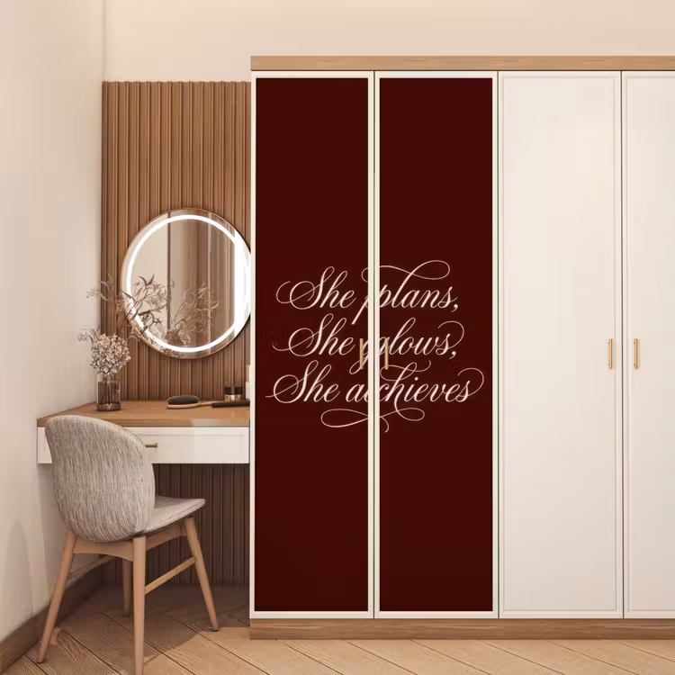 She plans she glows she achieves - Rood - Cursief deurposter klein -sfeer3
