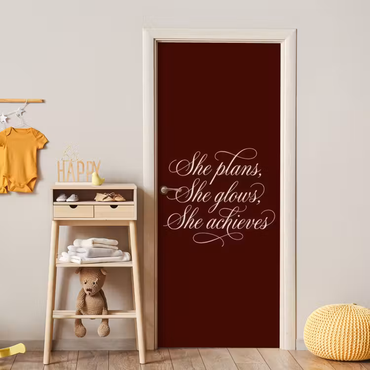 She plans she glows she achieves - Rood - Cursief deurposter klein -sfeer4