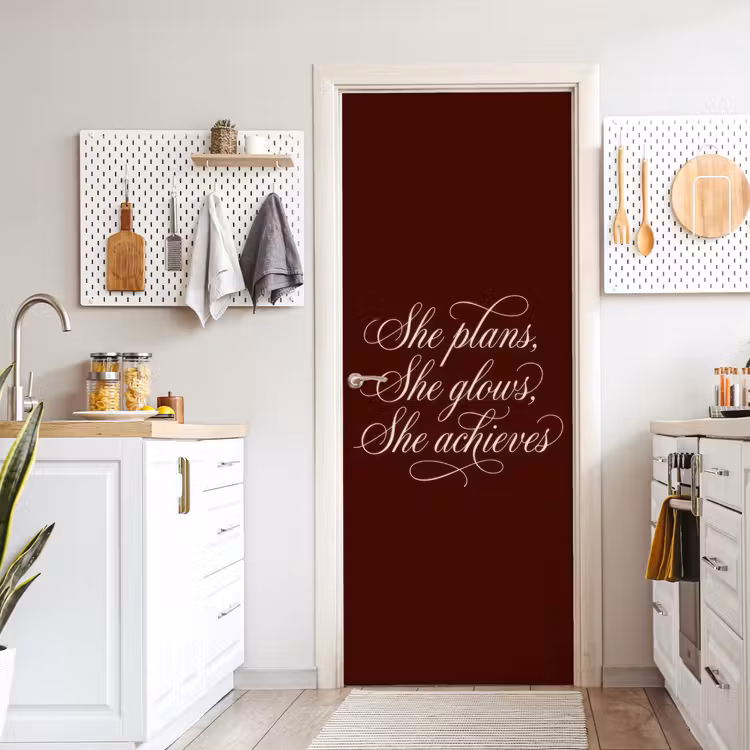 She plans she glows she achieves - Rood - Cursief deurposter klein -sfeer5
