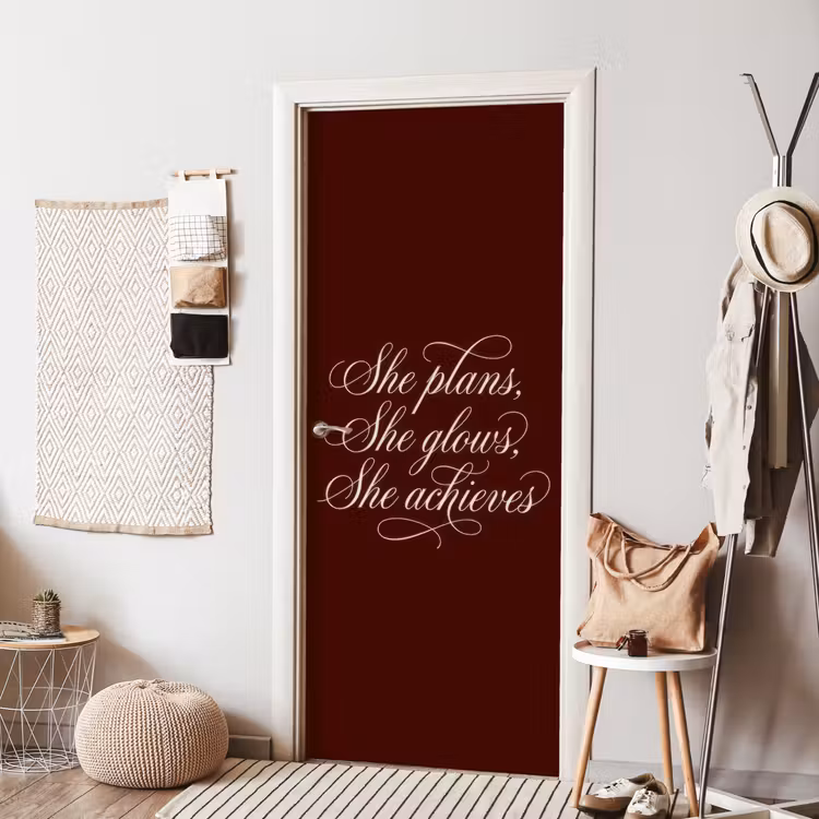 She plans she glows she achieves - Rood - Cursief deurposter klein -sfeer6