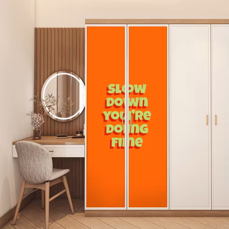 Slow down you're doing fine - Oranje - Simple deurposter klein -sfeer3