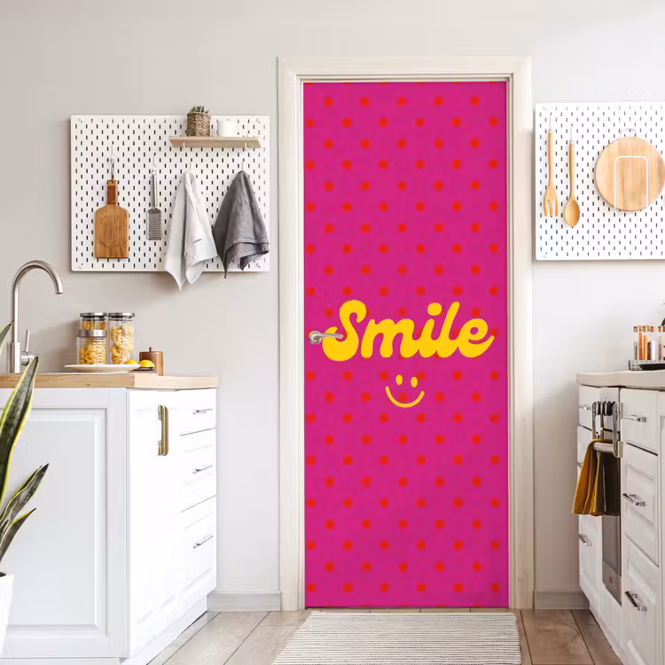 Smile - Stippen - Geel - Smiley - Roze deurposter klein -sfeer5