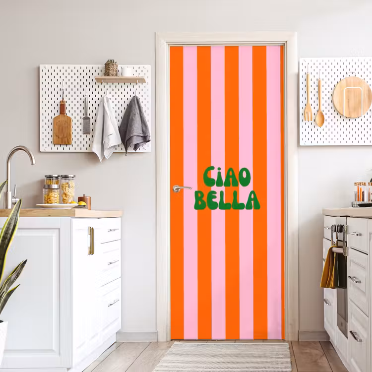 Strepen - Oranje - Verticaal - Ciao bella deurposter klein -sfeer5