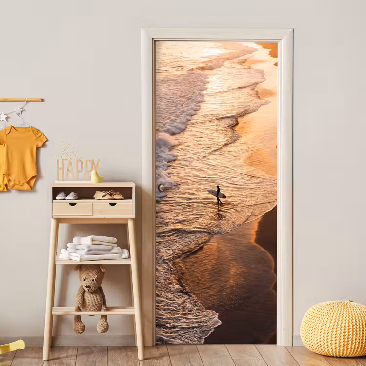 Surfer - Strand - Zonsondergang - Oceaan - Goud deurposter klein -sfeer4