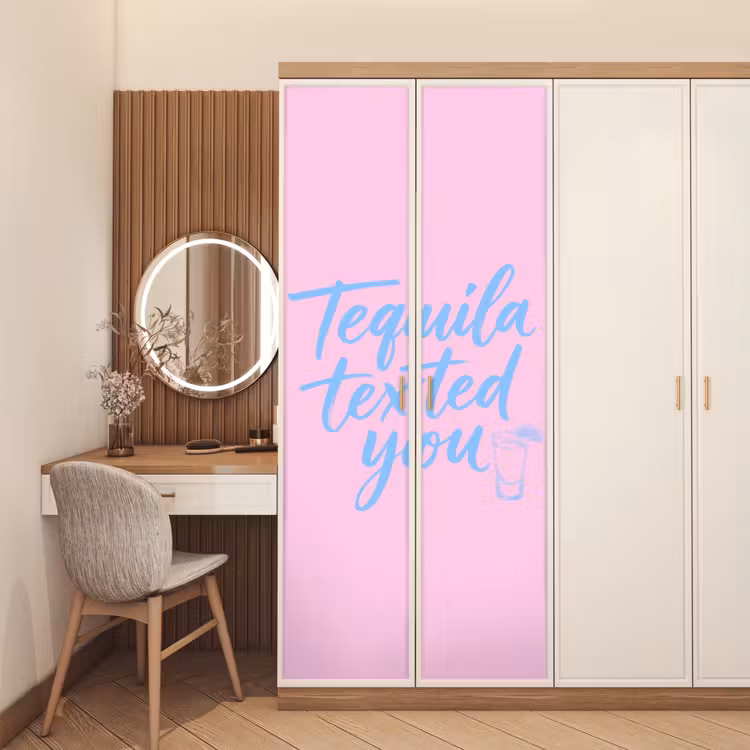 Tequila texted you - Roze - Blauw deurposter klein -sfeer3