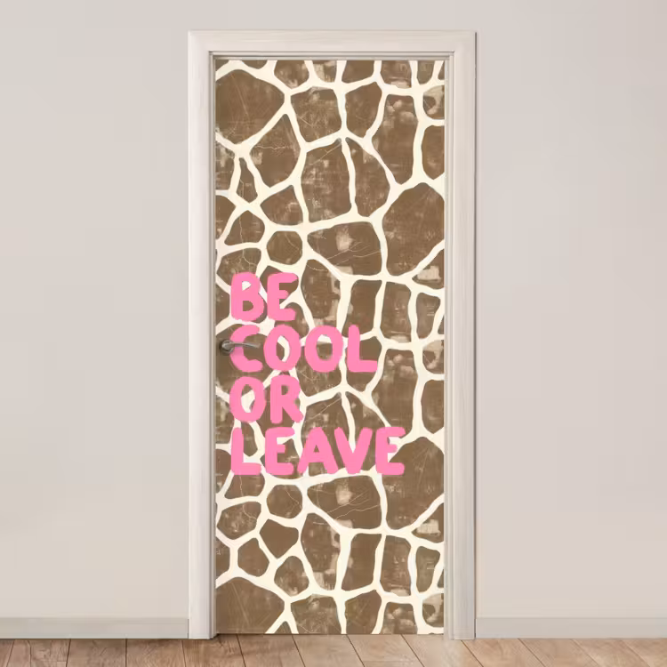 Tekst - Be cool or leave - Roze - Giraffenprint deurposter klein -3d_beige