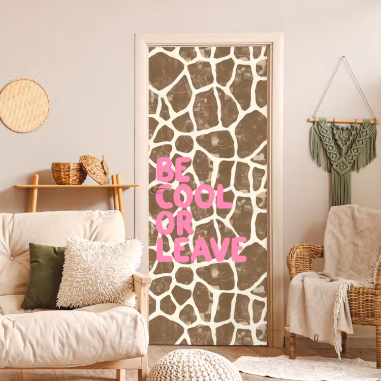 Tekst - Be cool or leave - Roze - Giraffenprint deurposter klein -sfeer2