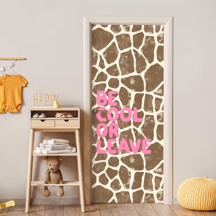 Tekst - Be cool or leave - Roze - Giraffenprint deurposter klein -sfeer4