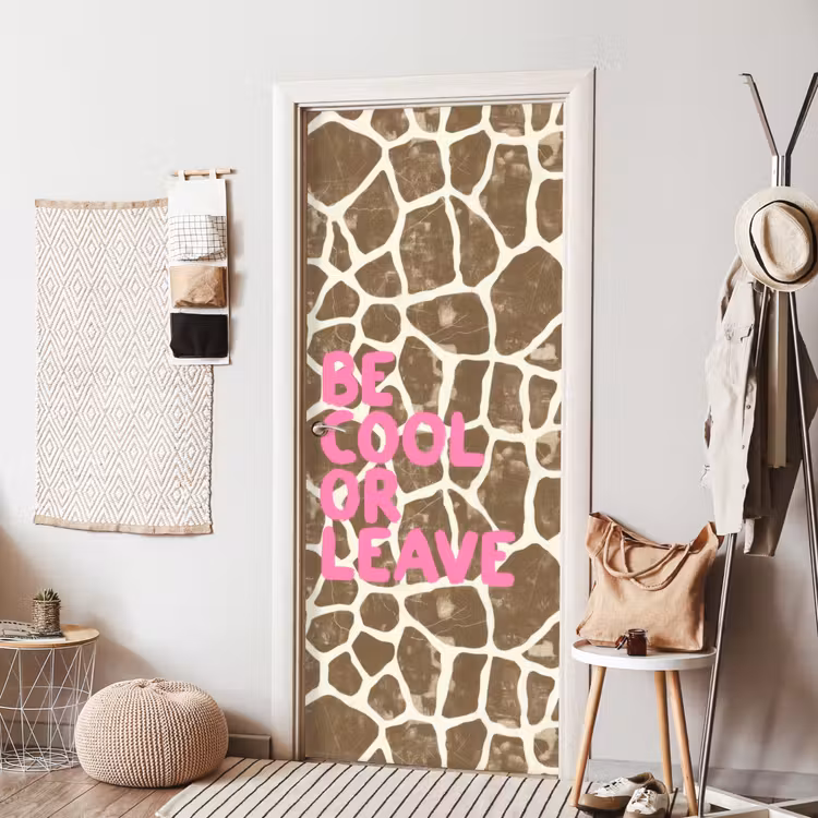 Tekst - Be cool or leave - Roze - Giraffenprint deurposter klein -sfeer6
