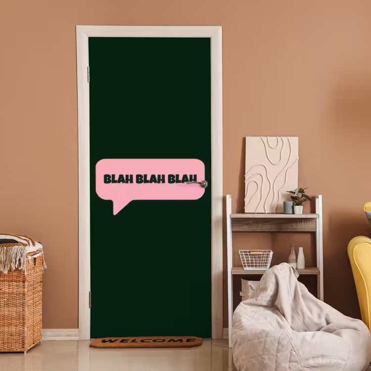 Tekstwolk - BLAH BLAH BLAH - Roze deurposter klein -sfeer1