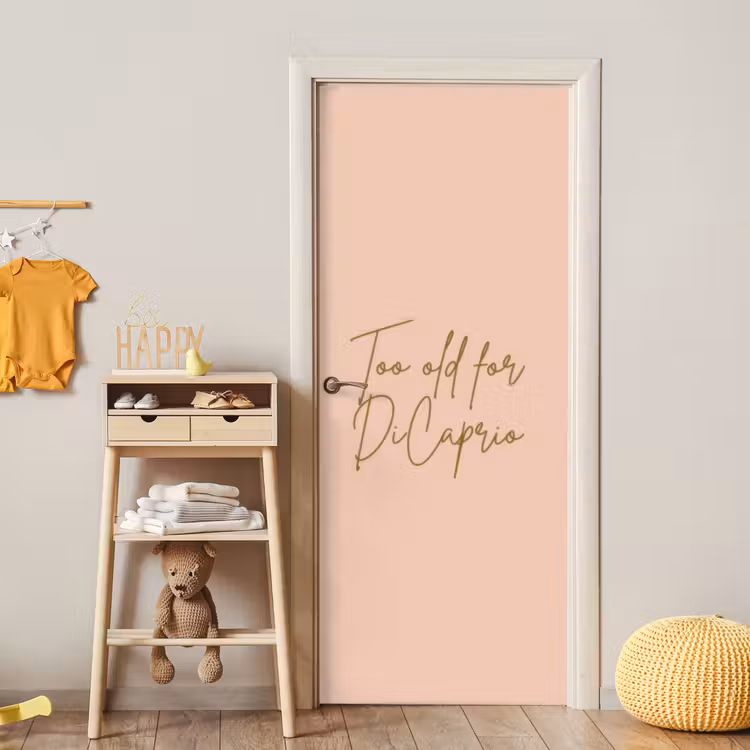 Too old for dicaprio - Roze - Groen deurposter klein -sfeer4