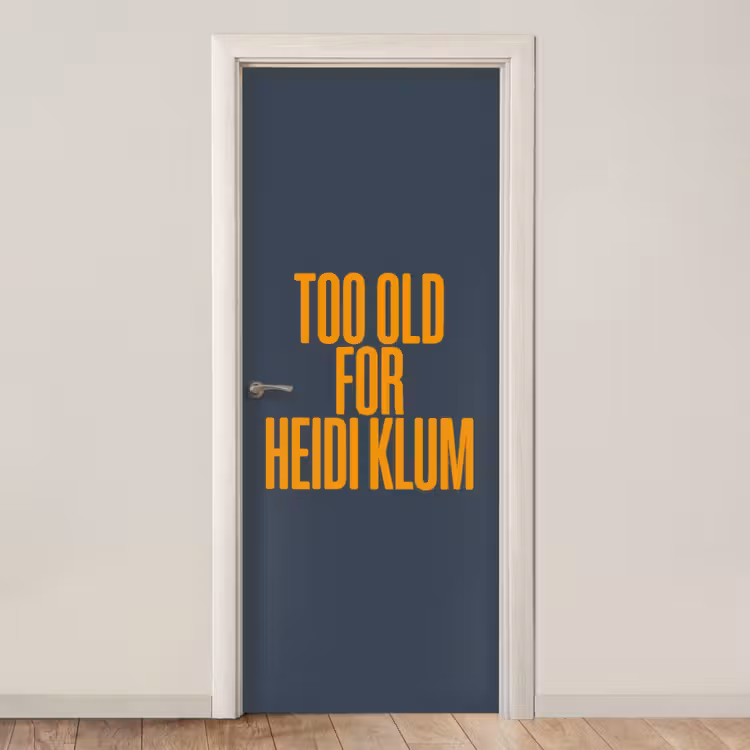 Too old for heidi klum - Geel - Blauw deurposter klein -3d_beige