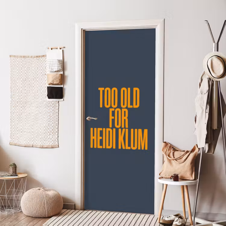 Too old for heidi klum - Geel - Blauw deurposter klein -sfeer6