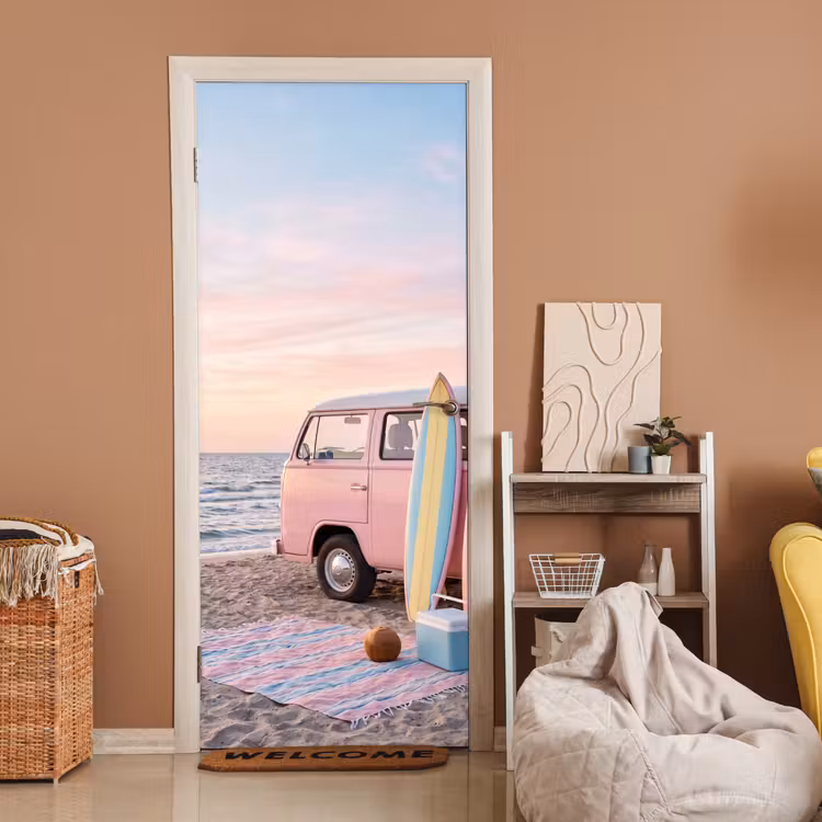 Busje - Strand - Surfplank - Zomer - Roze deurposter klein -sfeer1