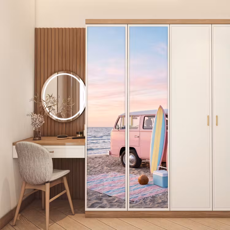 Busje - Strand - Surfplank - Zomer - Roze deurposter klein -sfeer3