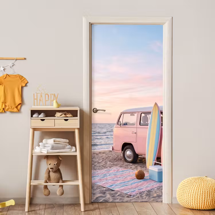 Busje - Strand - Surfplank - Zomer - Roze deurposter klein -sfeer4
