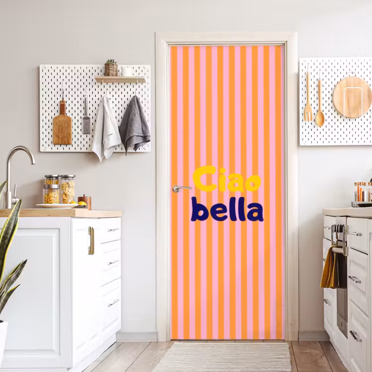 Verticaal - Strepen - Oranje - Ciao bella deurposter klein -sfeer5