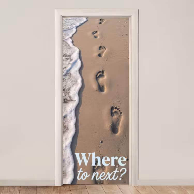 Where to next - Strand - Voetstappen deurposter klein -3d_beige