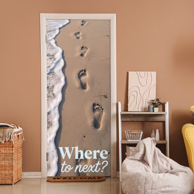 Where to next - Strand - Voetstappen deurposter klein -sfeer1