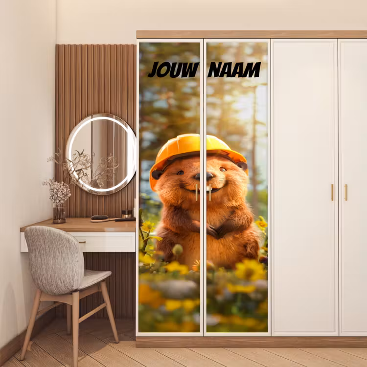 Schattige bever met bouwhelm tussen bloemen en de tekst “Deze kamer is van: jouw naam”. deurposter klein -sfeer3