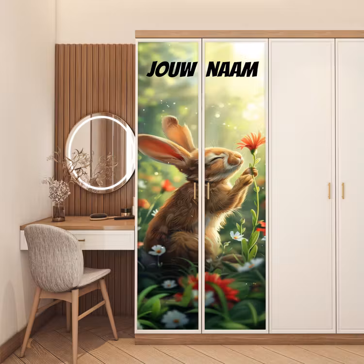 Schattig konijntje met bloem en de tekst “Deze kamer is van: jouw naam”. deurposter klein -sfeer3