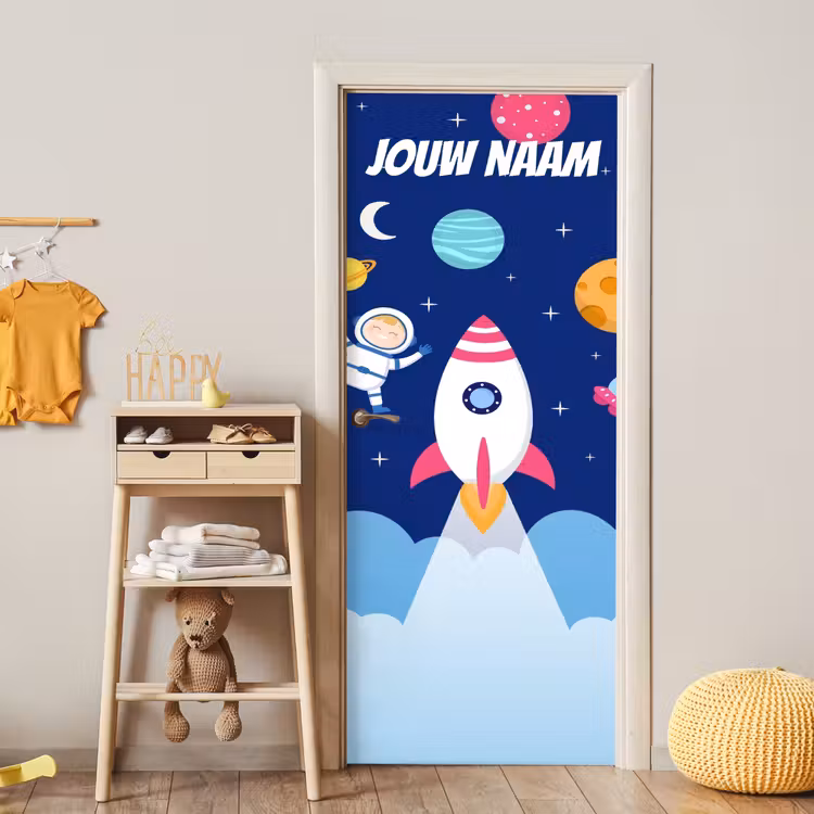 Cartoon raket en astronaut in de ruimte met de tekst “Deze kamer is van: jouw naam”. deurposter klein -sfeer4