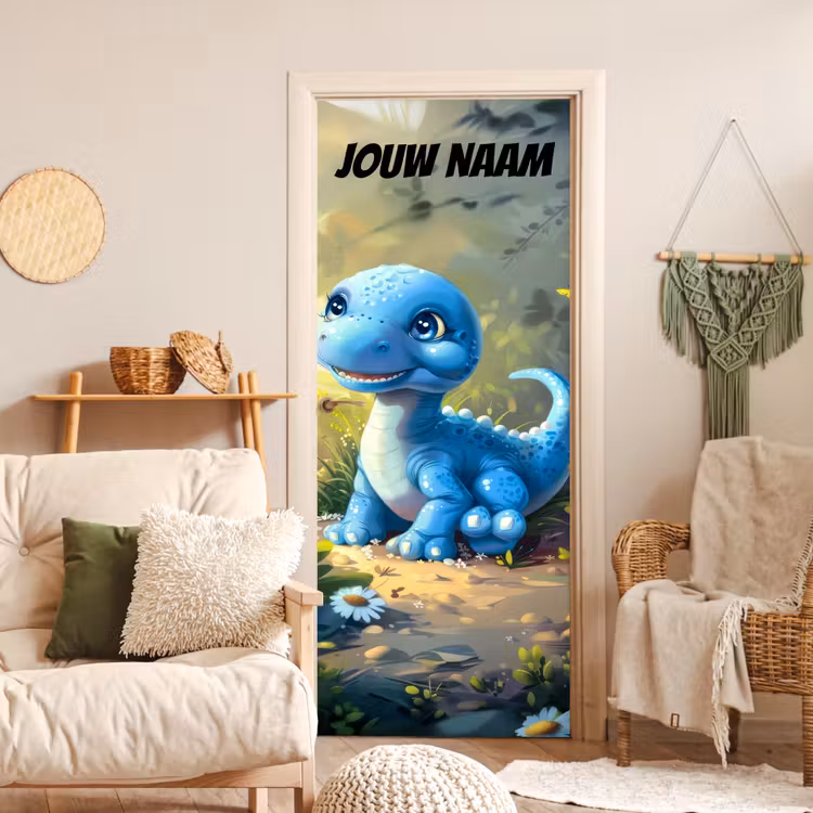 Schattige blauwe dinosaurus in het bos met de tekst “Deze kamer is van: jouw naam”. deurposter klein -sfeer2