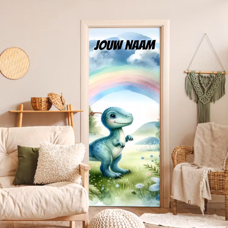 Schattige dinosaurus in een veld met regenboog en de tekst “Deze kamer is van: jouw naam”. deurposter klein -sfeer2