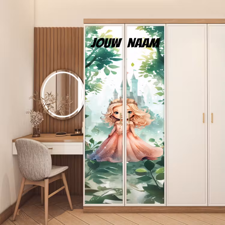 Sprookjesachtig prinsesje met kroon en de tekst “Deze kamer is van: jouw naam”. deurposter klein -sfeer3
