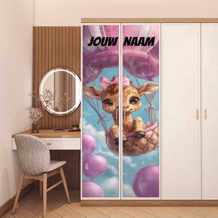 Schattige giraffe in luchtballon met de tekst “Deze kamer is van: jouw naam”. deurposter klein -sfeer3