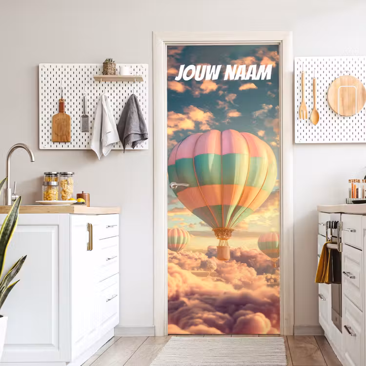 Luchtballon boven wolken met de tekst “Deze kamer is van: jouw naam”. deurposter klein -sfeer5