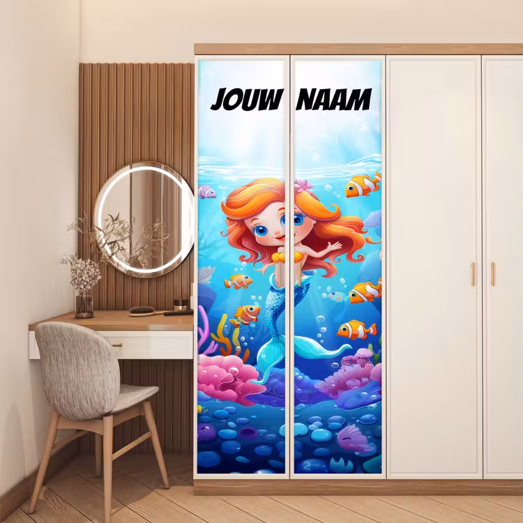 Schattige zeemeermin met vissen onder water en de tekst “Deze kamer is van: jouw naam”. deurposter klein -sfeer3