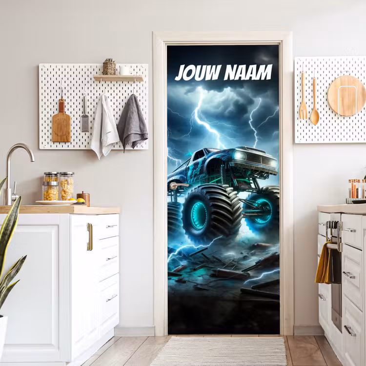 Monstertruck met bliksem en gloeiende wielen in een storm met personaliseerbare tekst bovenaan. deurposter klein -sfeer5
