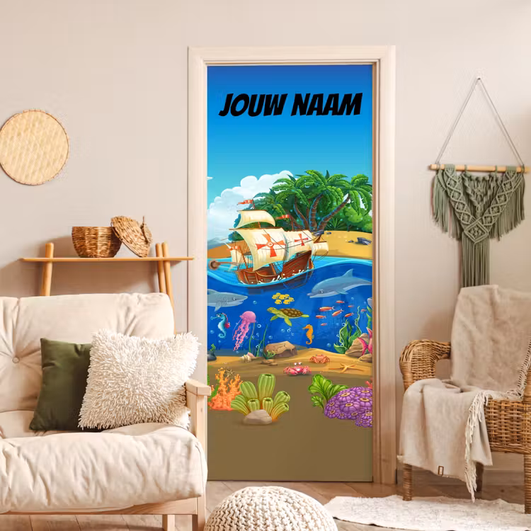 Piratenschip bij een eiland met onderwaterdieren en de tekst “Deze kamer is van: jouw naam”. deurposter klein -sfeer2
