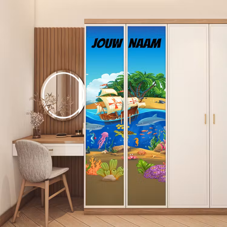 Piratenschip bij een eiland met onderwaterdieren en de tekst “Deze kamer is van: jouw naam”. deurposter klein -sfeer3