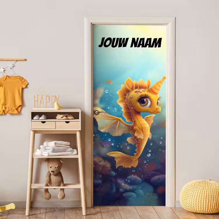 Schattig zeepaardje in warme kleuren met de tekst “Deze kamer is van: jouw naam”. deurposter klein -sfeer4