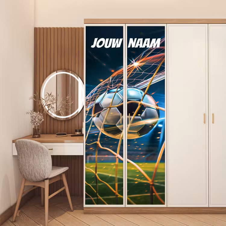 Voetbal die in het doel vliegt met vonken en personaliseerbare tekst bovenaan. deurposter klein -sfeer3