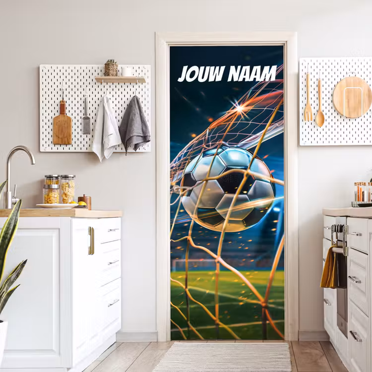 Voetbal die in het doel vliegt met vonken en personaliseerbare tekst bovenaan. deurposter klein -sfeer5