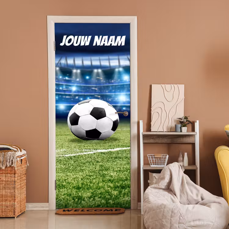 Voetbal op grasveld in een stadion met verlichting en personaliseerbare tekst bovenaan. deurposter klein -sfeer1