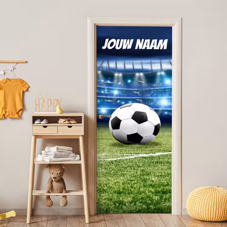 Voetbal op grasveld in een stadion met verlichting en personaliseerbare tekst bovenaan. deurposter klein -sfeer4