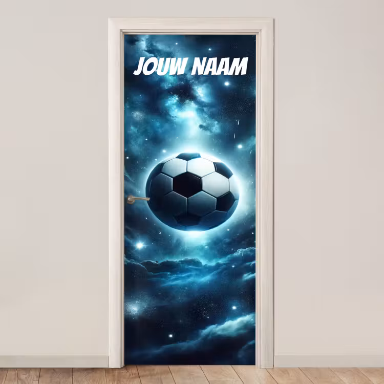 Zwevende voetbal in de ruimte met sterren en personaliseerbare tekst bovenaan. deurposter klein -3d_beige