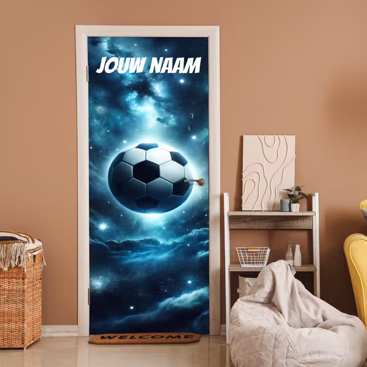 Zwevende voetbal in de ruimte met sterren en personaliseerbare tekst bovenaan. deurposter klein -sfeer1