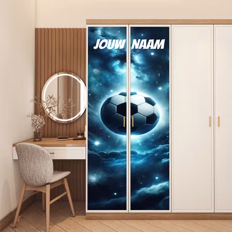 Zwevende voetbal in de ruimte met sterren en personaliseerbare tekst bovenaan. deurposter klein -sfeer3