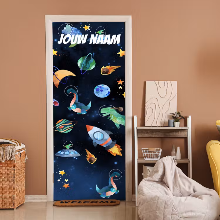 Speelse ruimteillustratie met dinosaurussen en raket en de tekst “Deze kamer is van: jouw naam”. deurposter klein -sfeer1