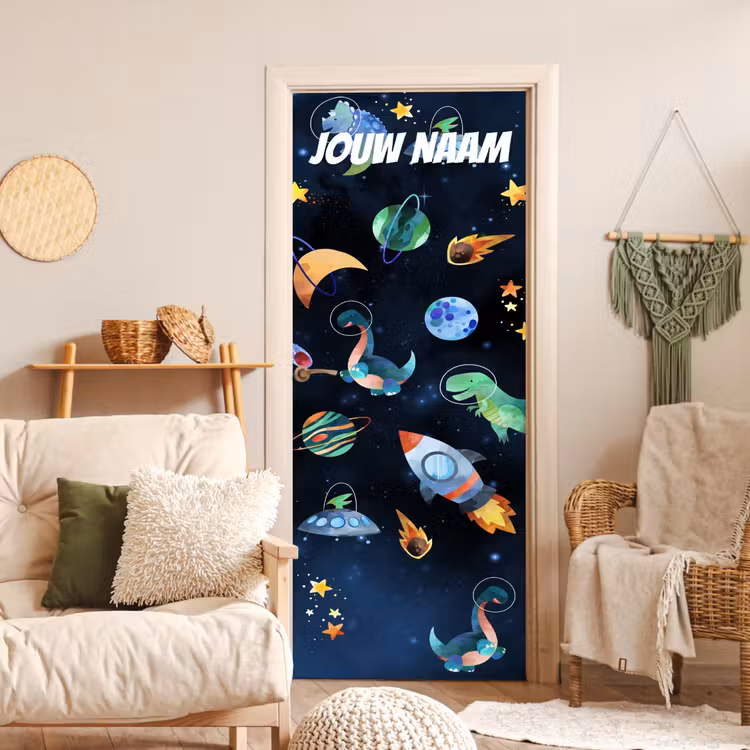 Speelse ruimteillustratie met dinosaurussen en raket en de tekst “Deze kamer is van: jouw naam”. deurposter klein -sfeer2