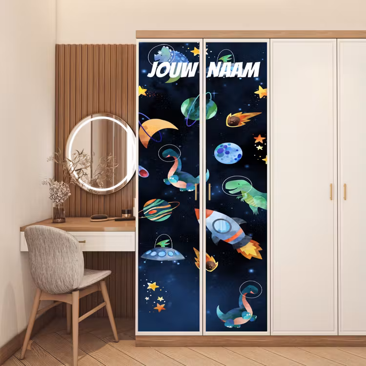 Speelse ruimteillustratie met dinosaurussen en raket en de tekst “Deze kamer is van: jouw naam”. deurposter klein -sfeer3