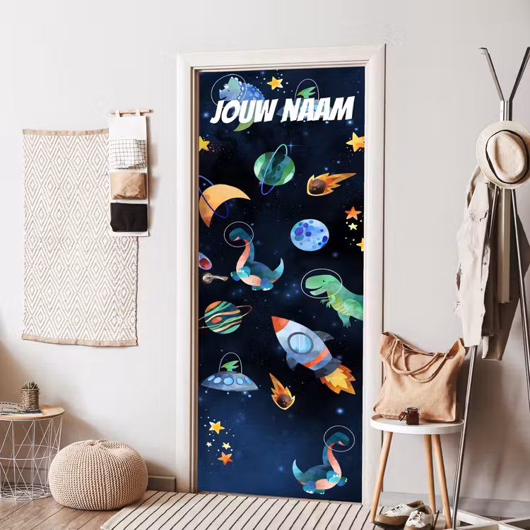 Speelse ruimteillustratie met dinosaurussen en raket en de tekst “Deze kamer is van: jouw naam”. deurposter klein -sfeer6